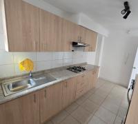 amplia cocina, con muebles nuevos y equipada