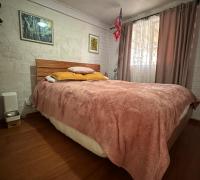 Segundo dormitorio que resalta ventana hacia el patio interior de la propiedad