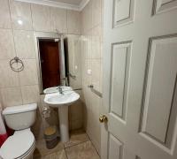 Tercer baño con vista desde la puerta de acceso, permite apreciar su espacioso interior