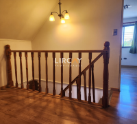 con sala de estar en segundo piso