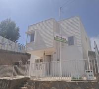 Fachada de la casa mediterránea blanca de dos pisos