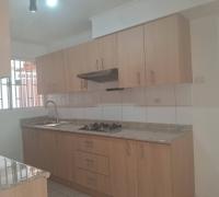 Cómoda cocina con muebles y equipada 