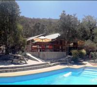 Vista desde la piscina a casa principal