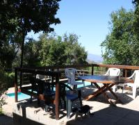 vista desde la entrada principal a la terraza y piscina