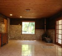 dormitorio con baño en suite y salida a terraza