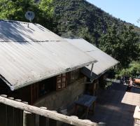 vista desde parte superior del patio que rodea la casa principal