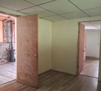 dos dormitorios cabaña y al fondo el baño