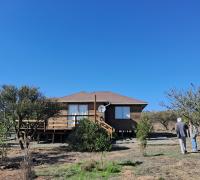 vista desde la entrada. Parcela plana con casa de tres dorm y dos baños, terraza, piscina, quincho, sauna.
