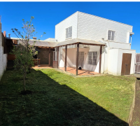 vista del patio hacia el quincho y casa