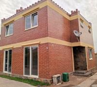 fachada casa de 4 dormitorios y tres baños. Un dormitorio y un baño completo en primer piso