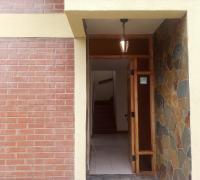 entrada principal junto al estacionamiento