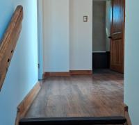 escala hacia hall de distribución y tres dormitorios