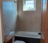 uno de los baños del segundo piso