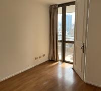 dormitorio con cortina