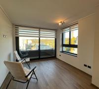 Cortinas y lámparas incluídas