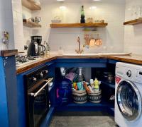 Cocina remodelada, lavaplatos bajo cubierta moderno, cocina encimera, horno empotrado, refrigerador y lavadora integrada