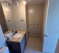 Lavamanos y sector para lavadora en dormitorio 2