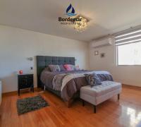 Dormitorio principal con vista al mar, amplio closet integrado y baño privado de finas terminaciones.aciones