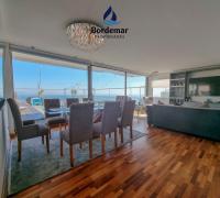 Espacioso comedor integrado, ideal para compartir en familia con gran luminosidad natural.