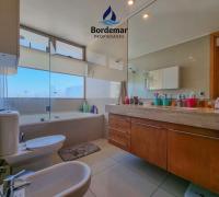 Baño en suite principal, diseñado para brindar comodidad y privacidad.