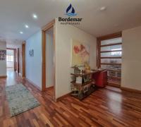 Hall de entrada espacioso con zona de guardado versátil, perfecto para oficina o equipamiento deportivo