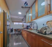 Amplia cocina equipada con zona de comedor incorporada y diseño funcional