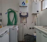 Espaciosa zona de lavandería con ventana propia, diseñada para máxima funcionalidad