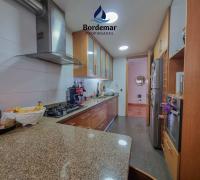 Cocina espaciosa con terminaciones modernas y excelente iluminación natural