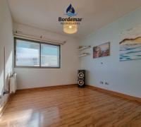 Dormitorio espacioso, destacando por su amplitud y luz natural