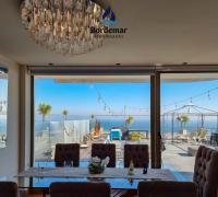 Comedor espacioso con salida a terraza, ideal para disfrutar del entorno y la vista despejada.