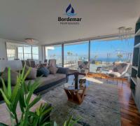 Amplio living con acceso directo a la terraza y vista despejada al mar