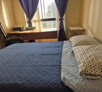 Amplio dormitorio principal en suite, diseñado para el descanso con baño privado incorporado.