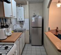 Funcional cocina semi-integrada con mesón central, ideal para disfrutar comodamente