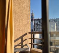 Terraza  con vista privilegiada a la Torre Entel, el corazón icónico del centro de Santiago.