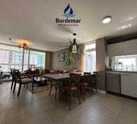 Comedor de gran amplitud, pensado para la comodidad de una gran familia, mesón integrado.