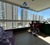 Exclusiva terraza cerrada con sistema de vidrios de vista libre (plegables), que permite disfrutar un espacio cómodo y versátil, ideal para habilitar un segundo ambiente de estar o comedor exterior con máxima seguridad y confort.