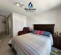 Dormitorio principal de gran amplitud, diseñado para el máximo confort. Amplios clósets integrado y baño en suite. Un espacio privado y iluminado para el máximo descanso