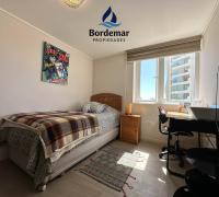 Segunda habitación de gran tamaño, diseñada para ofrecer máxima comodidad y versatilidad. Cuenta con amplios clósets de muro a muro y excelente entrada de luz natural. Un espacio ideal para configurar con cama matrimonial o dos camas individuales