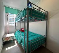 Tercer dormitorio, un espacio acogedor y luminoso, ideal para habitación infantil, escritorio o cuarto de invitados, manteniendo la organización y el estilo de todo el departamento