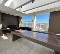 Ubicado en un privilegiado piso 29, el edificio cuenta con un exclusivo quincho panorámico que ofrece una vista inigualable de la ciudad. Un espacio de primer nivel diseñado para eventos y reuniones sociales, donde la amplitud y el paisaje se fusionan. Seguridad 24/7, accesos controlados