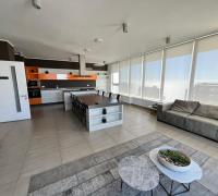 Exclusivo salón de eventos ubicado en el piso 29, diseñado para celebraciones de alto nivel con una vista panorámica inigualable. El espacio cuenta con acceso directo a una amplia terraza privada en altura