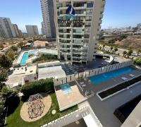 Piscina de nado y recreación rodeada de áreas verdes. Pensado para el disfrute de los más pequeños, cuenta con una segura y moderna área de juegos infantiles, brindando un entorno protegido y divertido dentro del mismo condominio