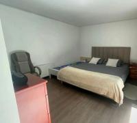 Dormitorio principal con walk in clóset