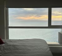 Dormitorio principal no solo ofrece una vista inigualable al mar desde el piso 25, sino también la tranquilidad que buscas gracias a sus ventanas termopanel. Despertar aquí es otra experiencia.