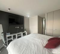 Suite principal con acceso directo a baño privado y excelente aislamiento térmico