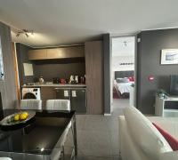 Comedor con diseño de concepto abierto, conectado a cocina con cubiertas de cuarzo