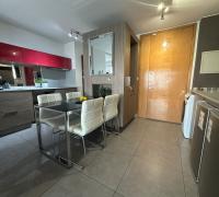 Equipamiento premium: encimera, horno, microondas, refrigerador y congelador de alta eficiencia.