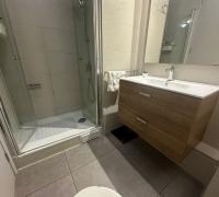 Baño en suite con diseño funcional, maximizando el espacio y la luz