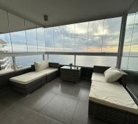 Terraza de doble altura con cierre de cristal Vista Libre: protección total sin perder la panorámica del piso 25.