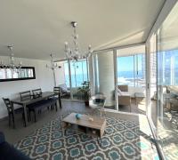 amplio living comedor con esplendida vista al mar